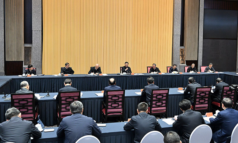 11月30日上午，中共中央总书记、国度主席、中央军委主席习近平在上海主持召开深刻推动长三角一体化发展座谈会并颁发沉要讲话。