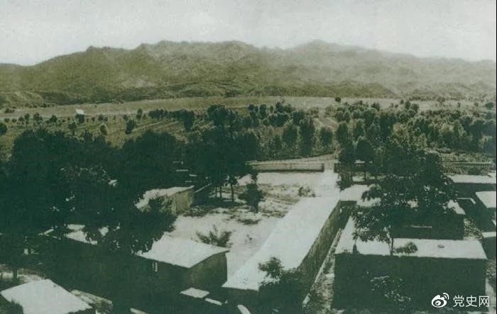 1948年5月，中共中央和人民解放军总部由陕北迁到河北平山县西柏坡。图为中央辅导人办公处所俯瞰。